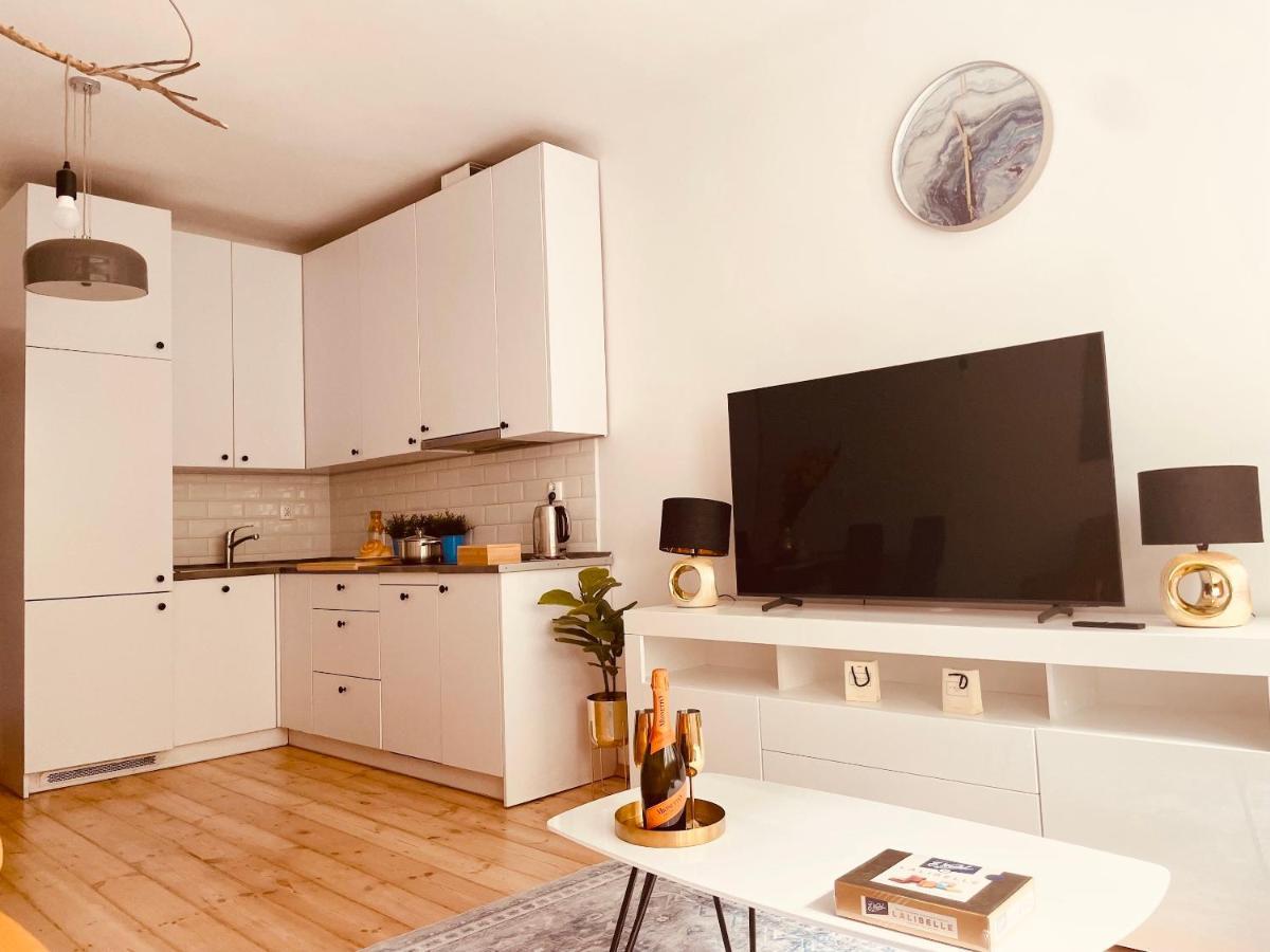 Luxury 4-Bedroom Apartment In Centre - Self-Check In & Fast Wifi Warszawa Eksteriør billede